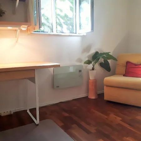 Lägenhet Cozy In Stuttgart-sued, Suesse, Komplett Ausgestattete Studio-wohnung Mit Wlan, Kostenfreiem Parken An Der Strasse