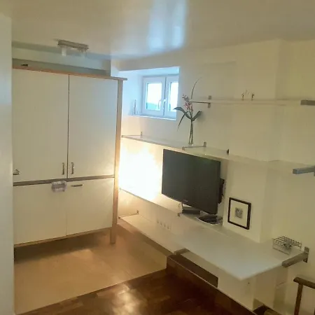 Lägenhet Cozy In Stuttgart-sued, Suesse, Komplett Ausgestattete Studio-wohnung Mit Wlan, Kostenfreiem Parken An Der Strasse Stuttgart